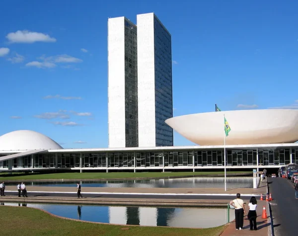 Congresso Nacional do Brasil em Brasília, com duas torres administrativas, a cúpula do Senado e a câmara dos Deputados.