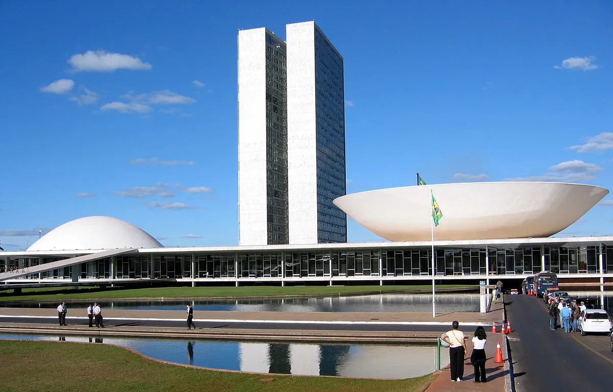 Congresso Nacional do Brasil em Brasília, com duas torres administrativas, a cúpula do Senado e a câmara dos Deputados.