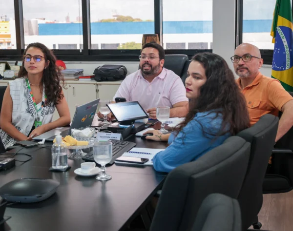 Quatro pessoas em uma reunião, dentre elas Luiza Clara, coordenadora-geral do ÍRIS, e Vladyson Viana, secretário do Trabalho do Ceará.